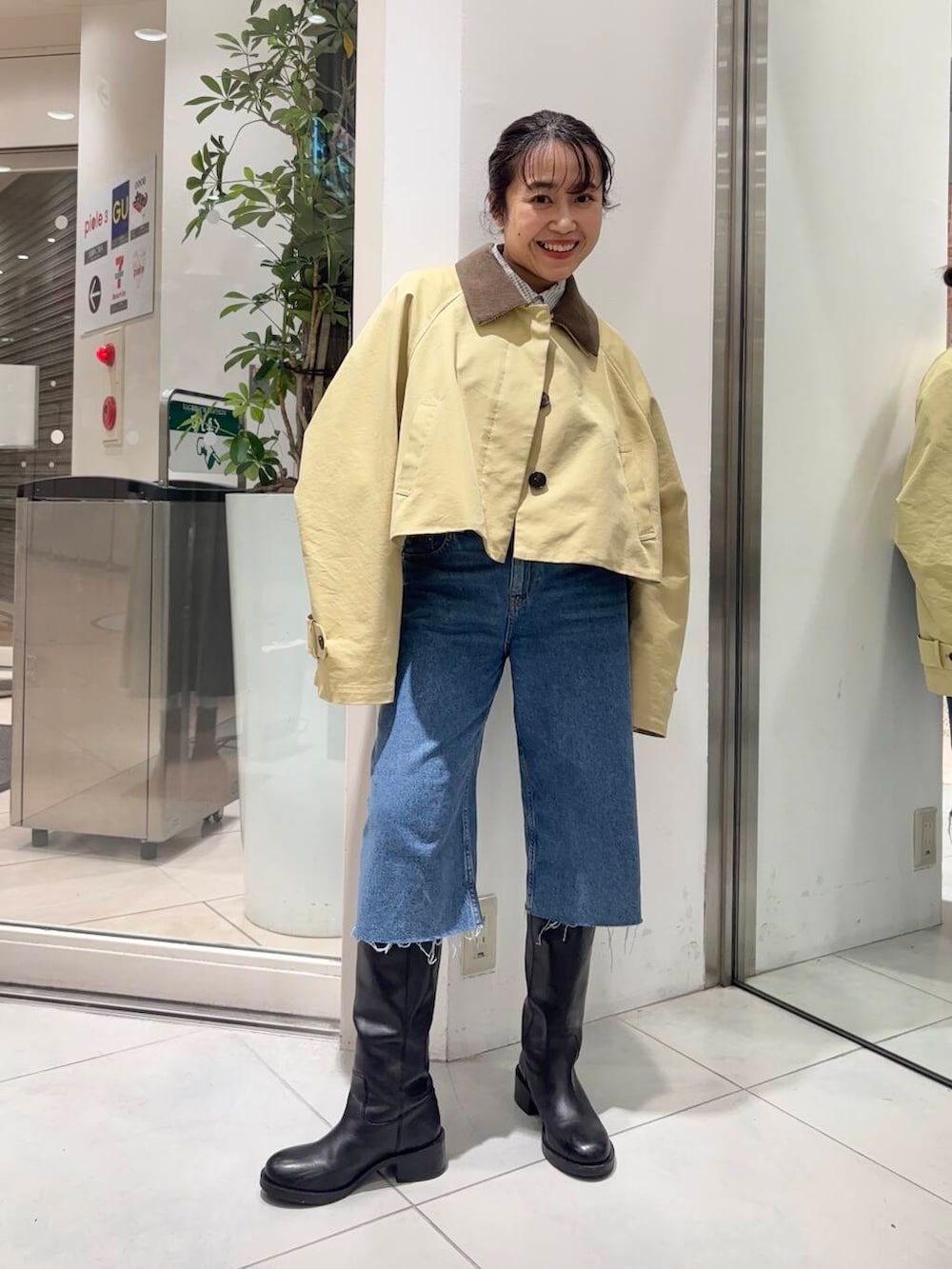 「デニム、ワイドパンツ、チェック、チェックシャツ、ジャケット、KBF、レイヤード、シューズ、ロングブーツ、低身長、バイカラー、春スタイル、ストレート×低身長、sip2412」｜「KBFのBACKフレアショートジャケット（その他アウター、ベージュ系）」を使った、IMOKOさん（レディース・148cm）の冬コーディネートの2枚目の写真