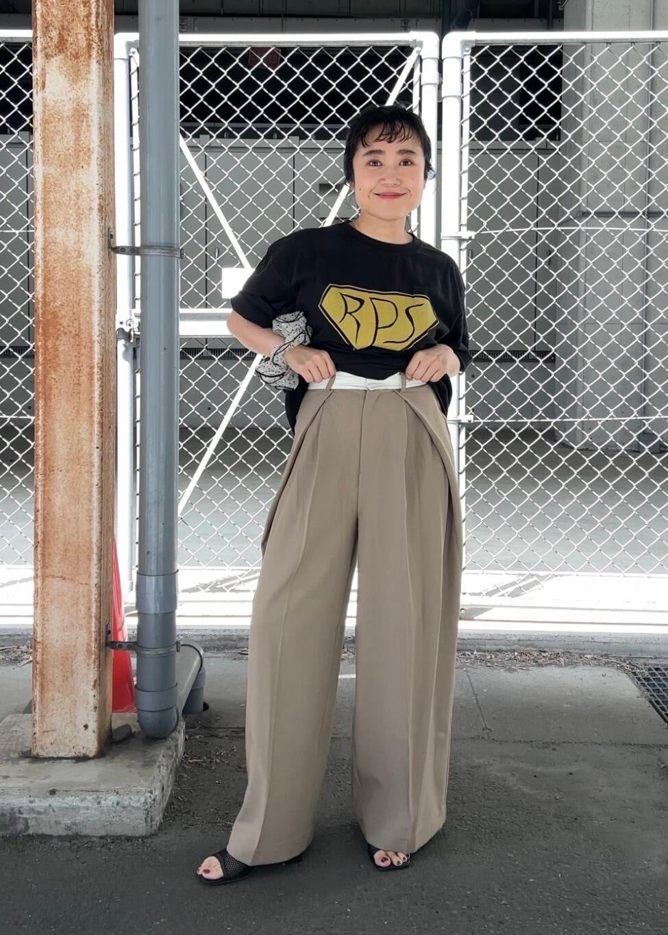 「シャツ、ワイドパンツ、スラックス、Tシャツ、サンダル、KBF、低身長、ロゴtee、bigtee、骨格ストレート、初夏のお出かけコーデ、ストレート×低身長、sip2412、kbfで選ぶ春」｜「KBFのサイドタックスラックス（その他パンツ、ベージュ系）」を使った、IMOKOさん（レディース・148cm）の春コーディネートの2枚目の写真