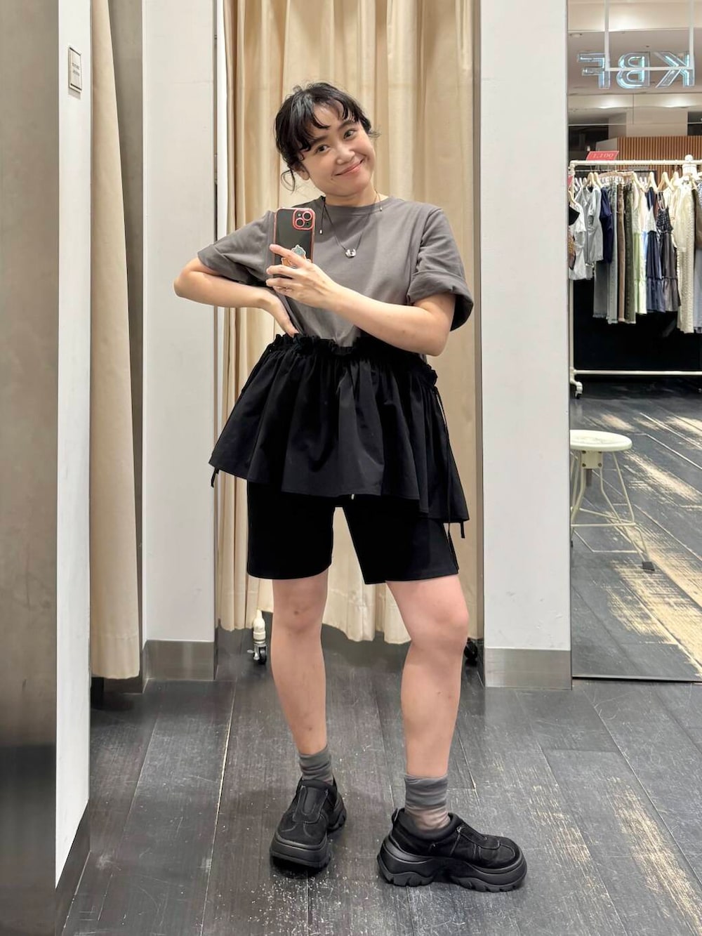 「ブラック、ブラウス、KBF、シューズ、レース、ペプラム、低身長、ショートパンツ、骨格ストレート、スパッツ、ショルダーバック、バック、初夏のお出かけコーデ、シャツが主役の夏コーデ、sip2412」｜「KBFのシアーエンブロイダリーBAG（ショルダーバッグ、ブルー系）」を使った、IMOKOさん（レディース・148cm）の夏コーディネートの2枚目の写真