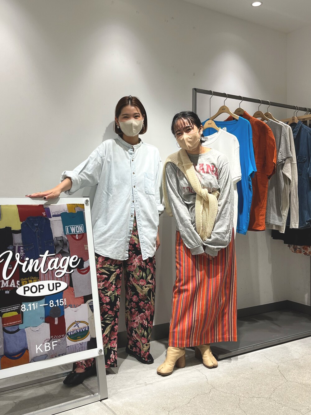 オレンジ系のスカート、グレー系のTシャツ/カットソーを着用したレディースの夏コーディネートの3枚目の写真