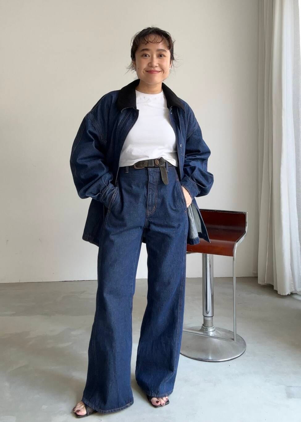 「デニム、セットアップ、Tシャツ、ブラック、KBF、スタンドカラー、シューズ、低身長、フレアパンツ、バイカラー、骨格ストレート、sip2412」｜「KBFの2WAYカラーデニムブルゾン（ブルゾン、ブルー系）」を使った、IMOKOさん（レディース・148cm）の夏コーディネートの2枚目の写真