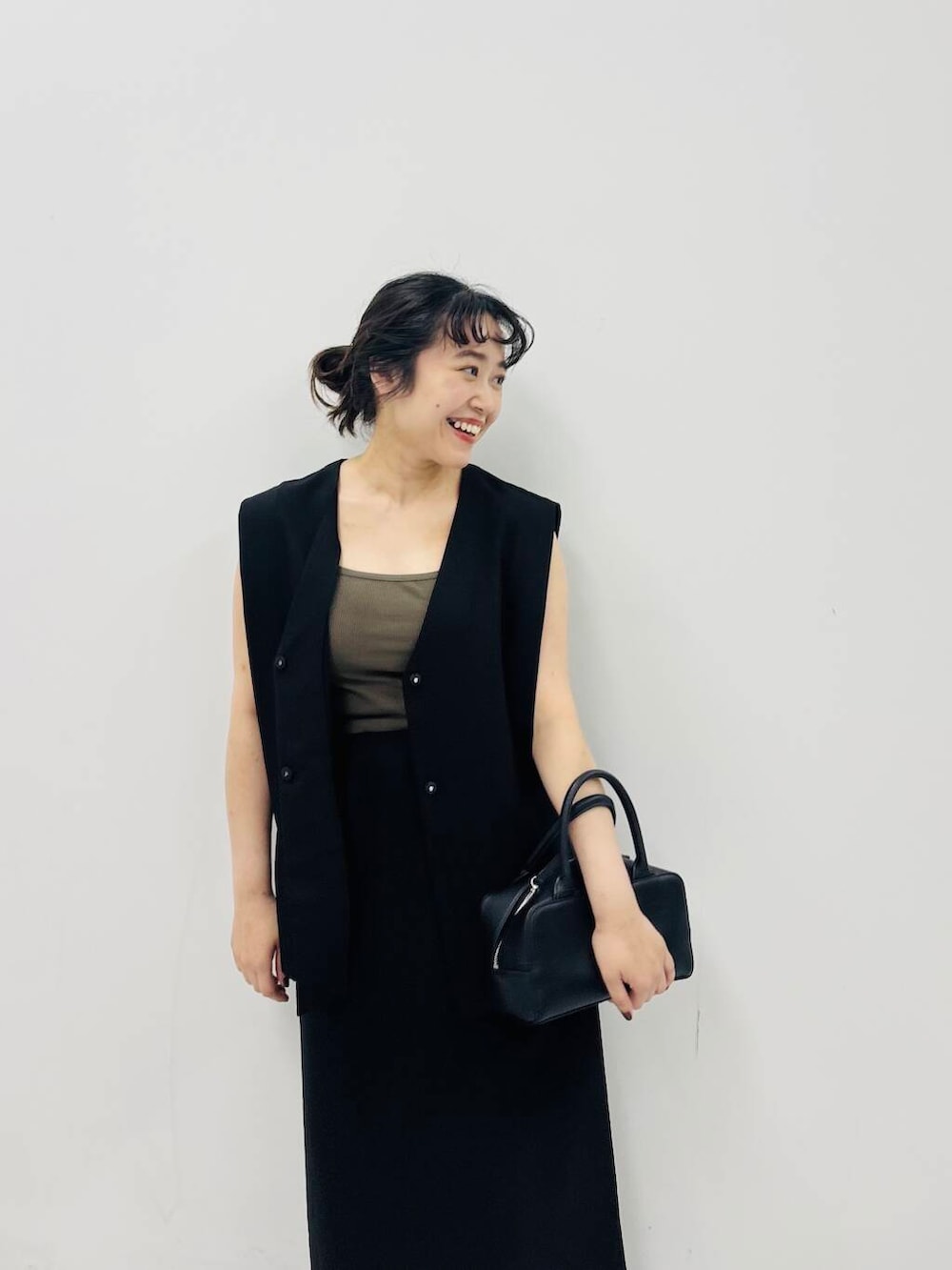 「スニーカー、セットアップ、カジュアル、モノトーン、ベスト、タイトスカート、KBF、パンツ、低身長、WEB限定、キャミ、骨格ストレート、初夏のお出かけコーデ、ストレート×低身長、sip2412」｜「KBFの『WEB限定』セパレートベストワンピース（ワンピース、ブラック系）」を使った、IMOKOさん（レディース・148cm）の春コーディネートの4枚目の写真