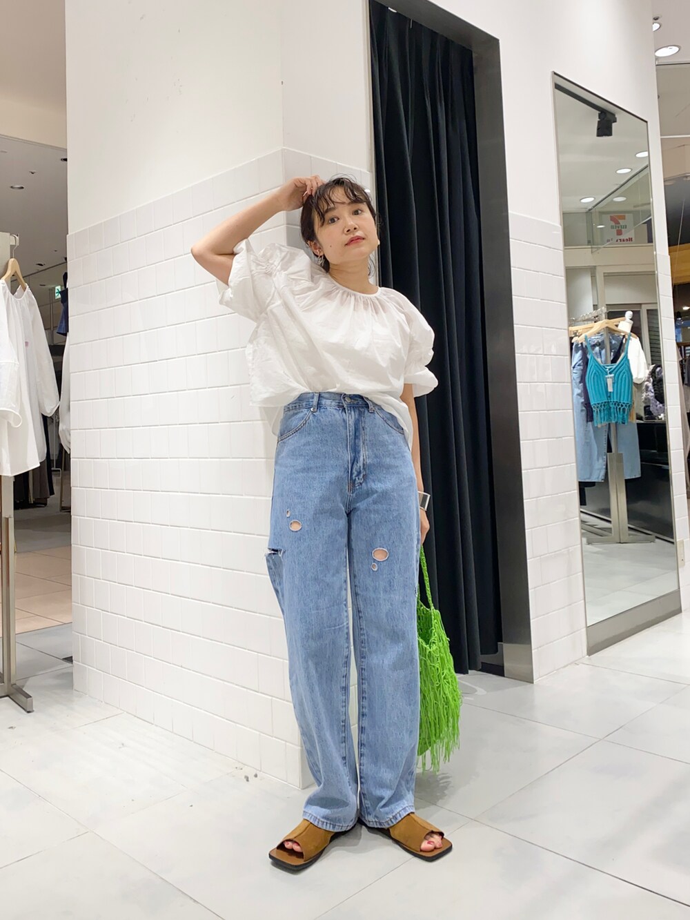 ホワイト系のシャツ/ブラウス、ブルー系のデニムパンツ、ブルー系のサンダルを着用したレディースの夏コーディネートの2枚目の写真