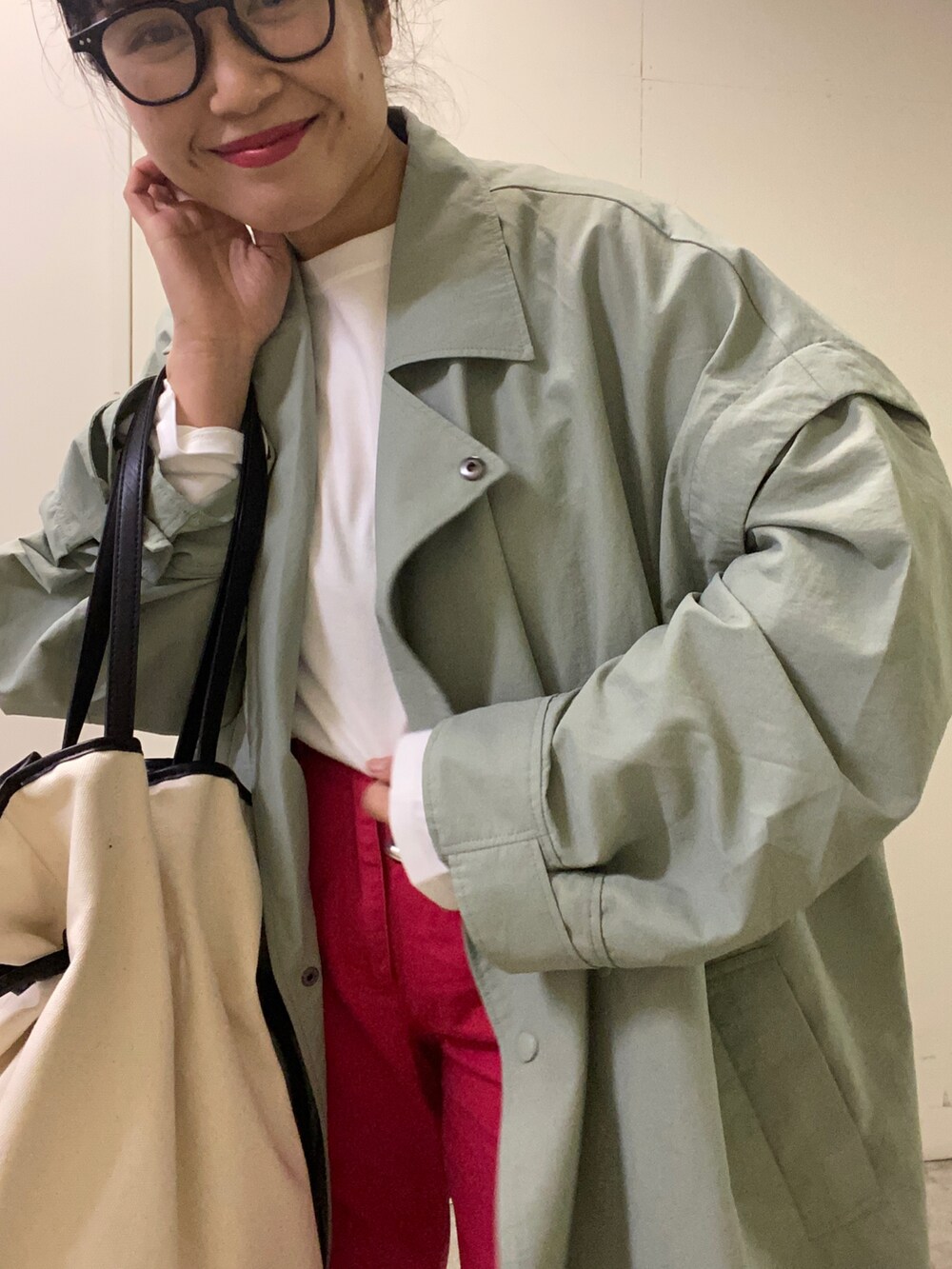 「カラーパレット、低身長コーデ、KBF、カラーパンツ、レイヤードスタイル、オーバーサイズ、大人カジュアル、ミリタリー、パーカー、トレンド」｜「KBFのBIGトレンチポンチョ（ポンチョ、グリーン系）」を使った、IMOKOさん（レディース・148cm）の冬コーディネートの3枚目の写真