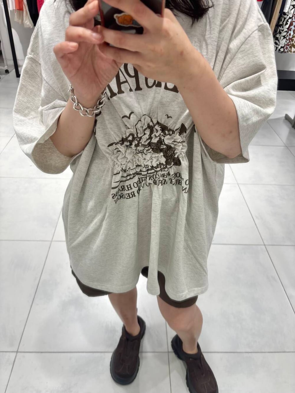 「カジュアル、Tシャツ、KBF、スリッポン、ショート丈、低身長、ショートパンツ、ロゴtee、骨格ストレート、初夏のお出かけコーデ、シャツが主役の夏コーデ、sip2412、kbfで選ぶ夏」｜「KBFのシャーリングプリントTEE（Tシャツ/カットソー、ベージュ系）」を使った、IMOKOさん（レディース・148cm）の夏コーディネートの3枚目の写真