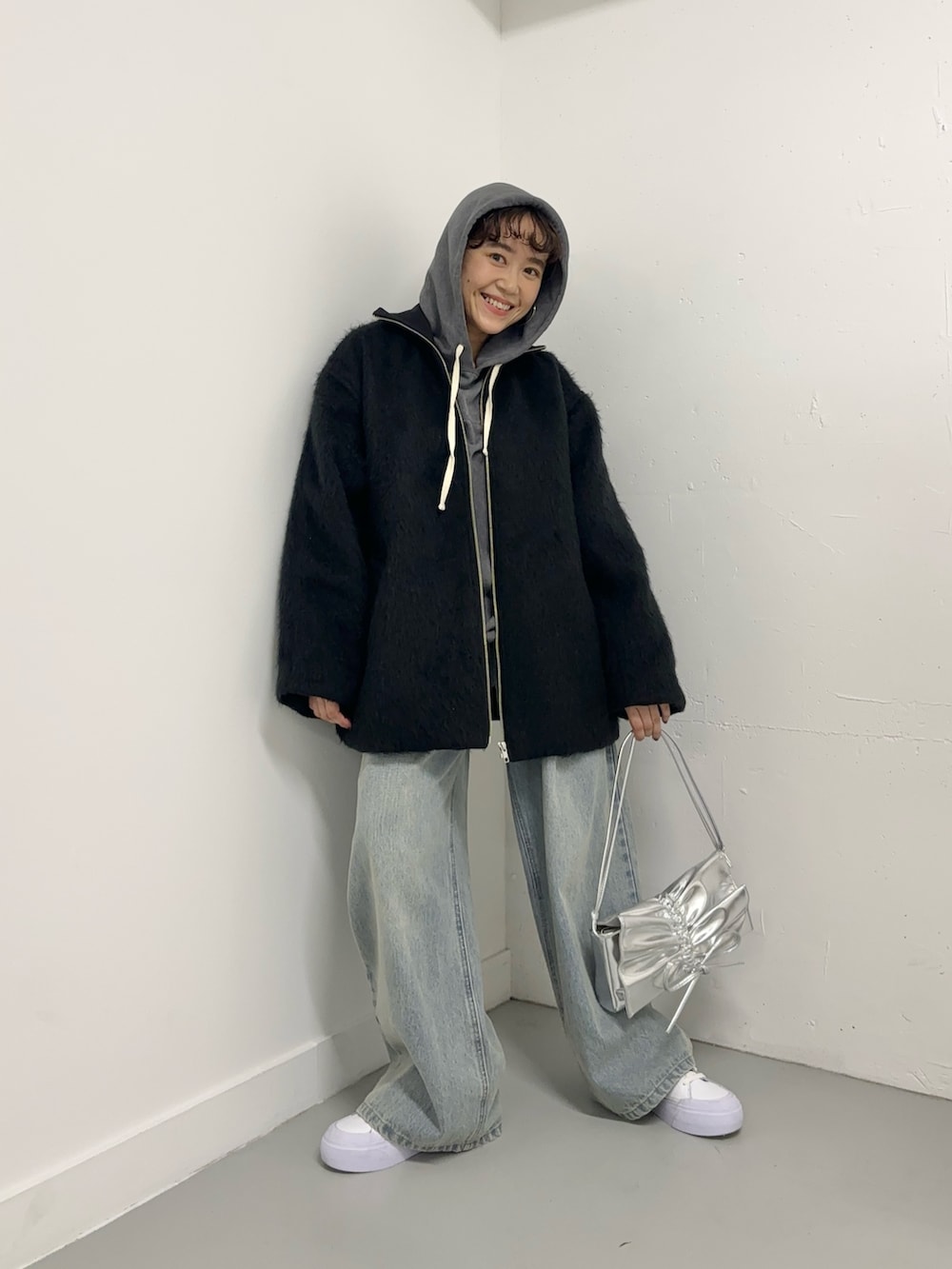 「おしゃ見えテクニック、フード、日常に魔法を、お出かけコーデ、大人ファッション、モノトーン、デニム、シャギー、アウター、スニーカー、KBF」｜「KBFのハイネックシャギーコート（その他アウター、ブラック系）」を使った、IMOKOさん（レディース・148cm）の秋コーディネートの3枚目の写真