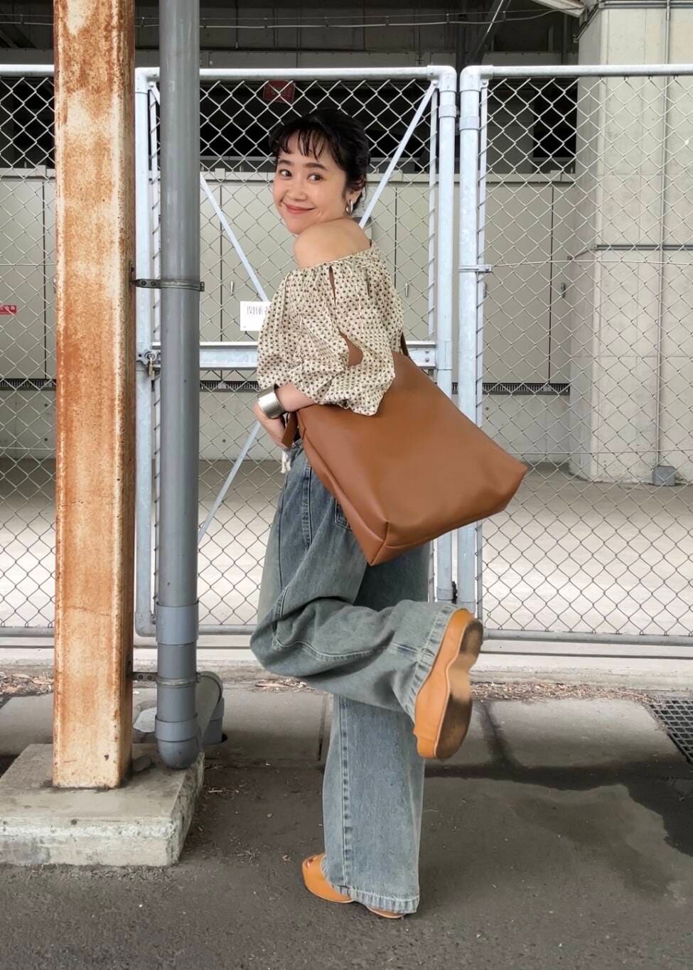 「シャツ、デニム、Tシャツ、花柄、サンダル、ブラウス、KBF、低身長、ボリューム袖、骨格ストレート、ショルダーバック、初夏のお出かけコーデ、ストレート×低身長、sip2412、トレンドシャツ」｜「KBFの『2サイズ展開』ドローストリングデニム（デニムパンツ、ブルー系）」を使った、IMOKOさん（レディース・148cm）の春コーディネートの2枚目の写真