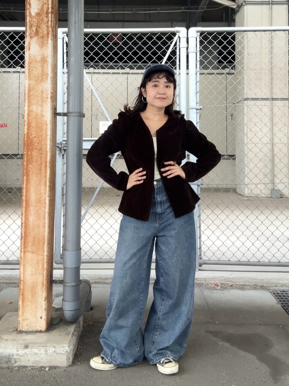 ブラウン系のシャツ/ブラウス、ブルー系のデニムパンツ、ホワイト系のキャミソールを着用したレディースの冬コーディネートの2枚目の写真