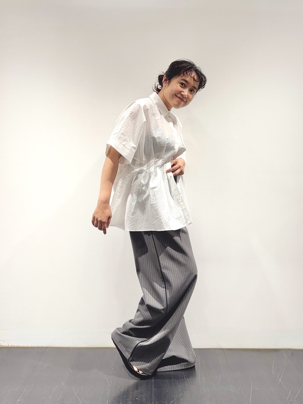 ホワイト系のシャツ/ブラウス、ホワイト系のシャツ/ブラウス、グレー系のその他パンツを着用したレディースの夏コーディネートの3枚目の写真