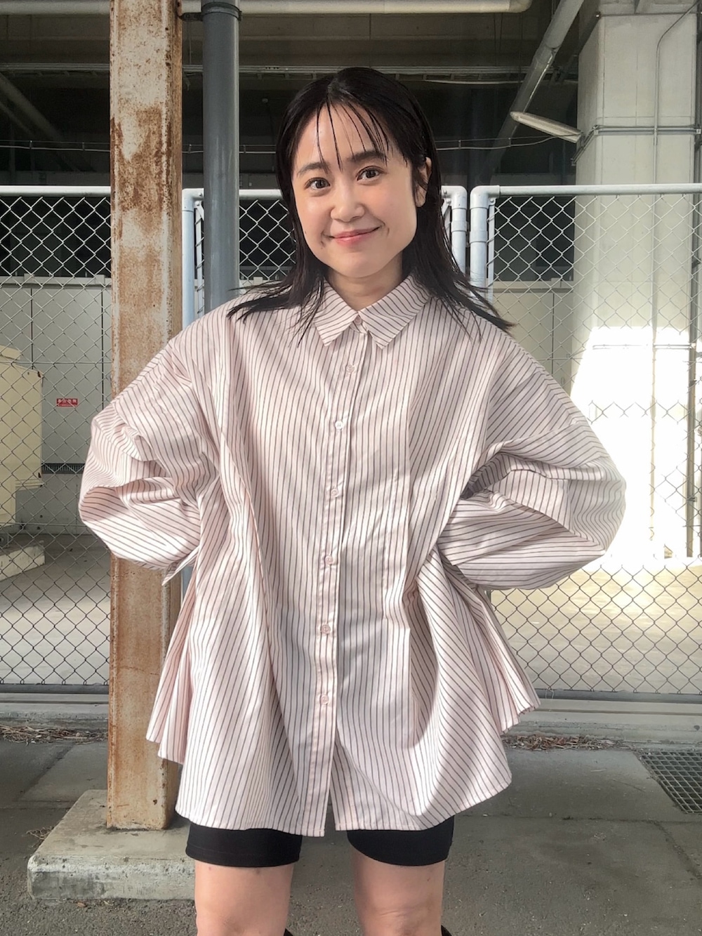 ブラック系のその他パンツ、ピンク系のシャツ/ブラウス、ブラック系のブーツを着用したレディースの冬コーディネートの2枚目の写真