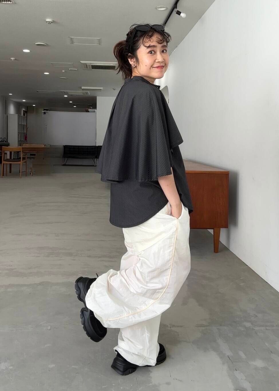 ホワイト系のその他パンツ、グレー系のシャツ/ブラウス、ブラック系のスニーカーを着用したレディースの夏コーディネートの4枚目の写真