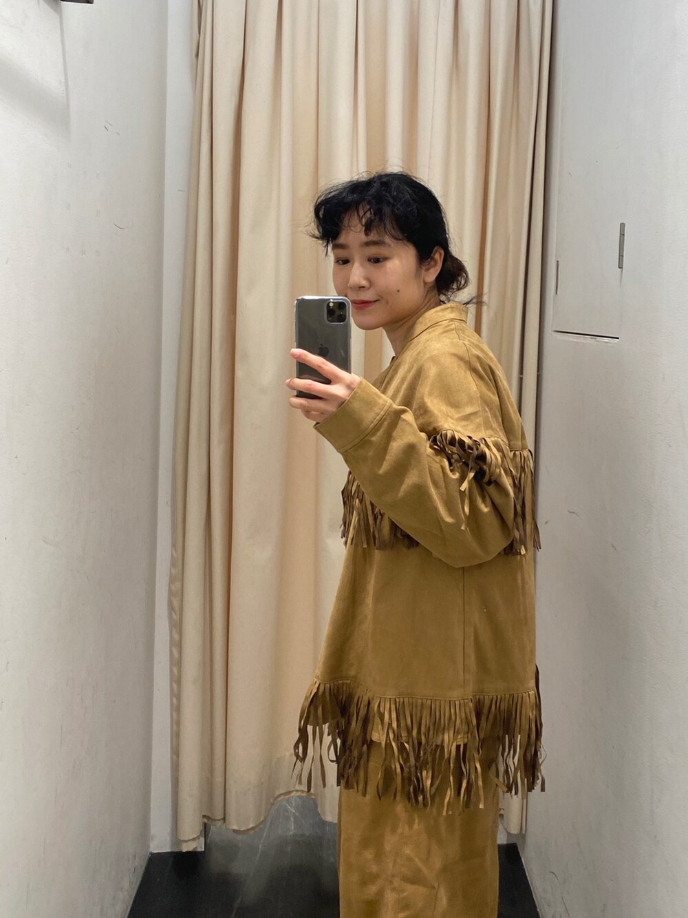 イエロー系のスカート、イエロー系のシャツ/ブラウスを着用したレディースの冬コーディネートの2枚目の写真