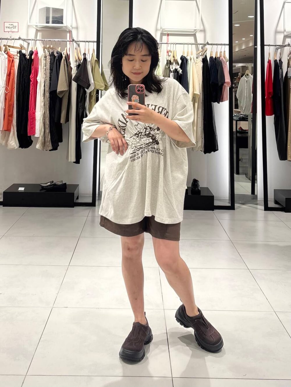 「カジュアル、Tシャツ、KBF、スリッポン、ショート丈、低身長、ショートパンツ、ロゴtee、骨格ストレート、初夏のお出かけコーデ、シャツが主役の夏コーデ、sip2412、kbfで選ぶ夏」｜「KBFのシャーリングプリントTEE（Tシャツ/カットソー、ベージュ系）」を使った、IMOKOさん（レディース・148cm）の夏コーディネートの2枚目の写真