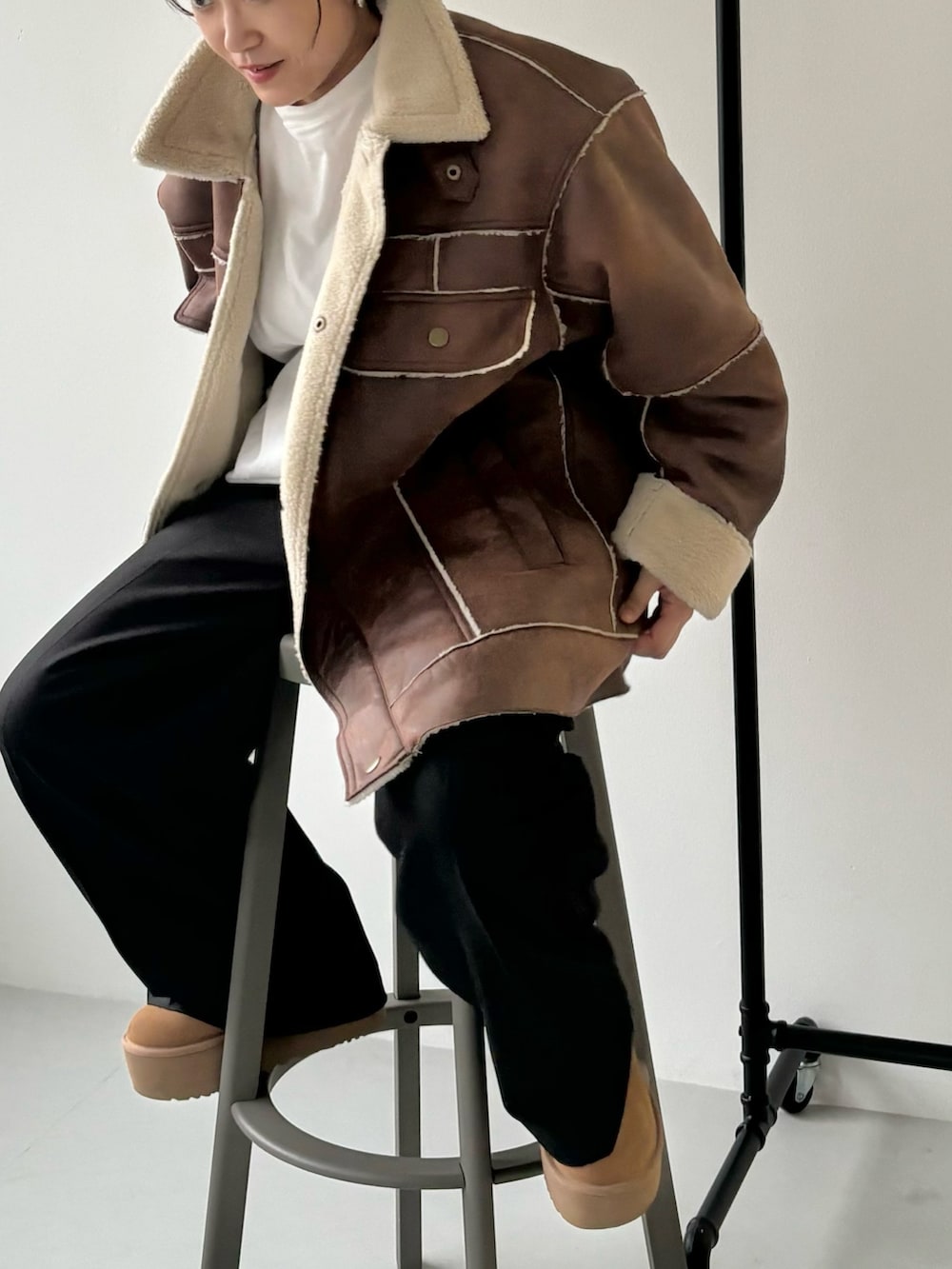 「ブラウン、休日スタイル、パンツスタイル、ワントーンコーデ、低身長女子、アウター、ムートン、ワイドパンツ、UGG、大人コーデ、大人可愛い、ビッグシルエット、低身長コーデ、低身長、KBF」｜「KBFのオーバーサイズボアジャケット（その他アウター、ブラウン系）」を使った、IMOKOさん（レディース・148cm）の秋コーディネートの2枚目の写真