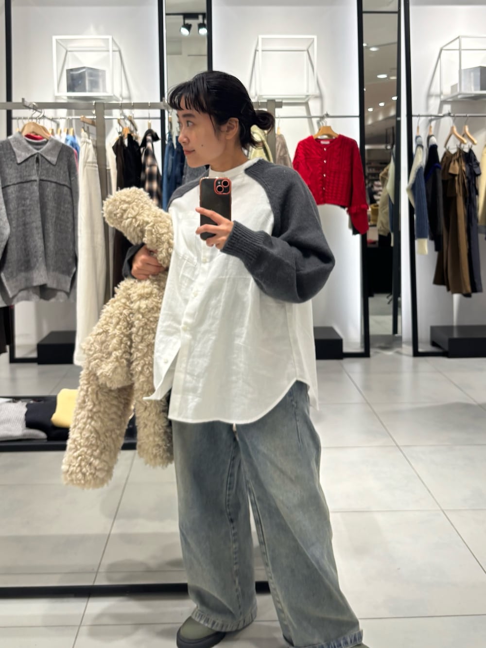 ホワイト系のその他アウター、ホワイト系のその他アウター、ブルー系のデニムパンツを着用したレディースの秋コーディネートの4枚目の写真