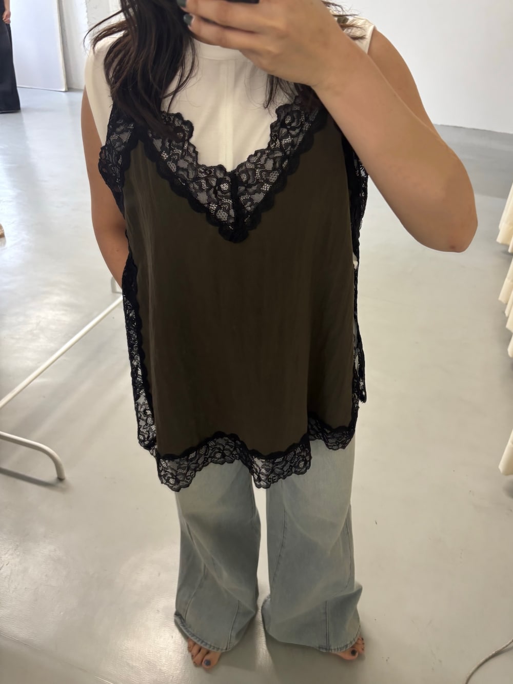 ブルー系のデニムパンツ、ブラウン系のキャミソールを着用したレディースの春コーディネートの3枚目の写真