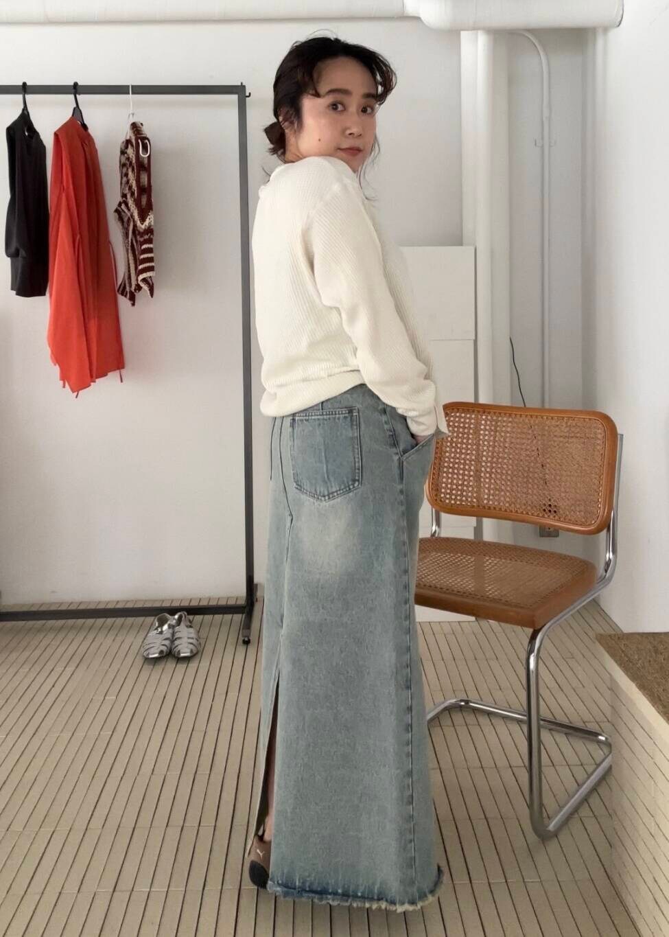 「デニム、ジャケット、メガネ、Tシャツ、オーバーサイズ、フリンジ、KBF、ワッフル、低身長、デニムスカート、春コーデ、台形スカート、プーマ、春スタイル、春カラーコーデ」｜「KBFのバックスリットデニムスカート（スカート、ブルー系）」を使った、IMOKOさん（レディース・148cm）の春コーディネートの3枚目の写真