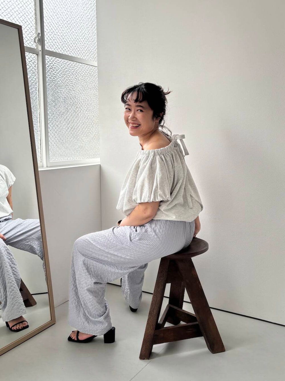 「ワイドパンツ、Tシャツ、サンダル、ストライプ、パンツ、低身長、ストライプパンツ、リボン、骨格ストレート、初夏のお出かけコーデ、ストレート×低身長、sip2412」｜「KBFのリボンギャザースウェット（スウェット、グレー系）」を使った、IMOKOさん（レディース・148cm）の春コーディネートの2枚目の写真