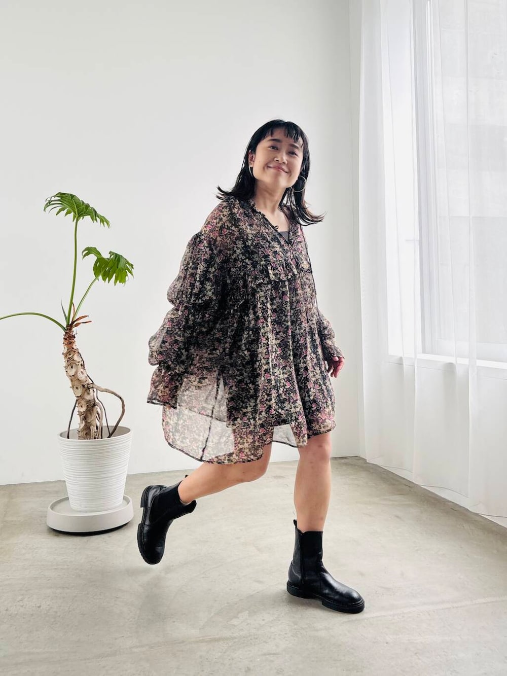 「ショートブーツ、花柄、KBF、シアー、低身長、春コーデ、チュニック、フラワー、ビックバック、春スタイル、春カラーコーデ、骨格ストレート、ショルダーバック、即戦力ブラウスコーデ、ストレート×低身長」｜「KBFのビッグショルダーギャザーBAG（ショルダーバッグ、ホワイト系）」を使った、IMOKOさん（レディース・148cm）の春コーディネートの6枚目の写真