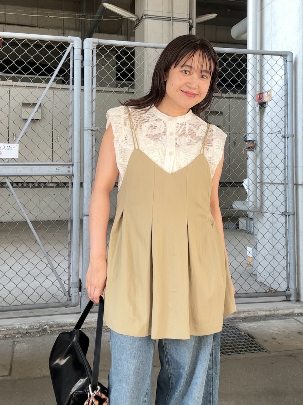 グリーン系のその他トップス、ブルー系のデニムパンツ、ホワイト系のシャツ/ブラウスを着用したレディースの夏コーディネートの4枚目の写真
