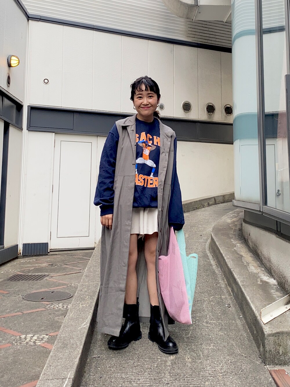 グレー系のその他アウター、ホワイト系のその他パンツ、ピンク系のバッグを着用したレディースの春コーディネートの2枚目の写真