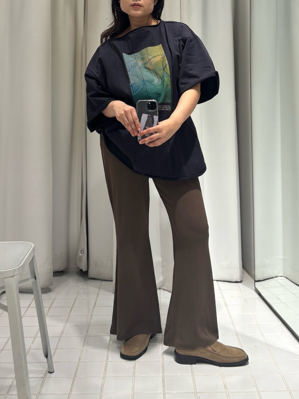 ブルー系のTシャツ/カットソー、ブラウン系のその他パンツ、ベージュ系のローファーを着用したレディースの春コーディネートの3枚目の写真