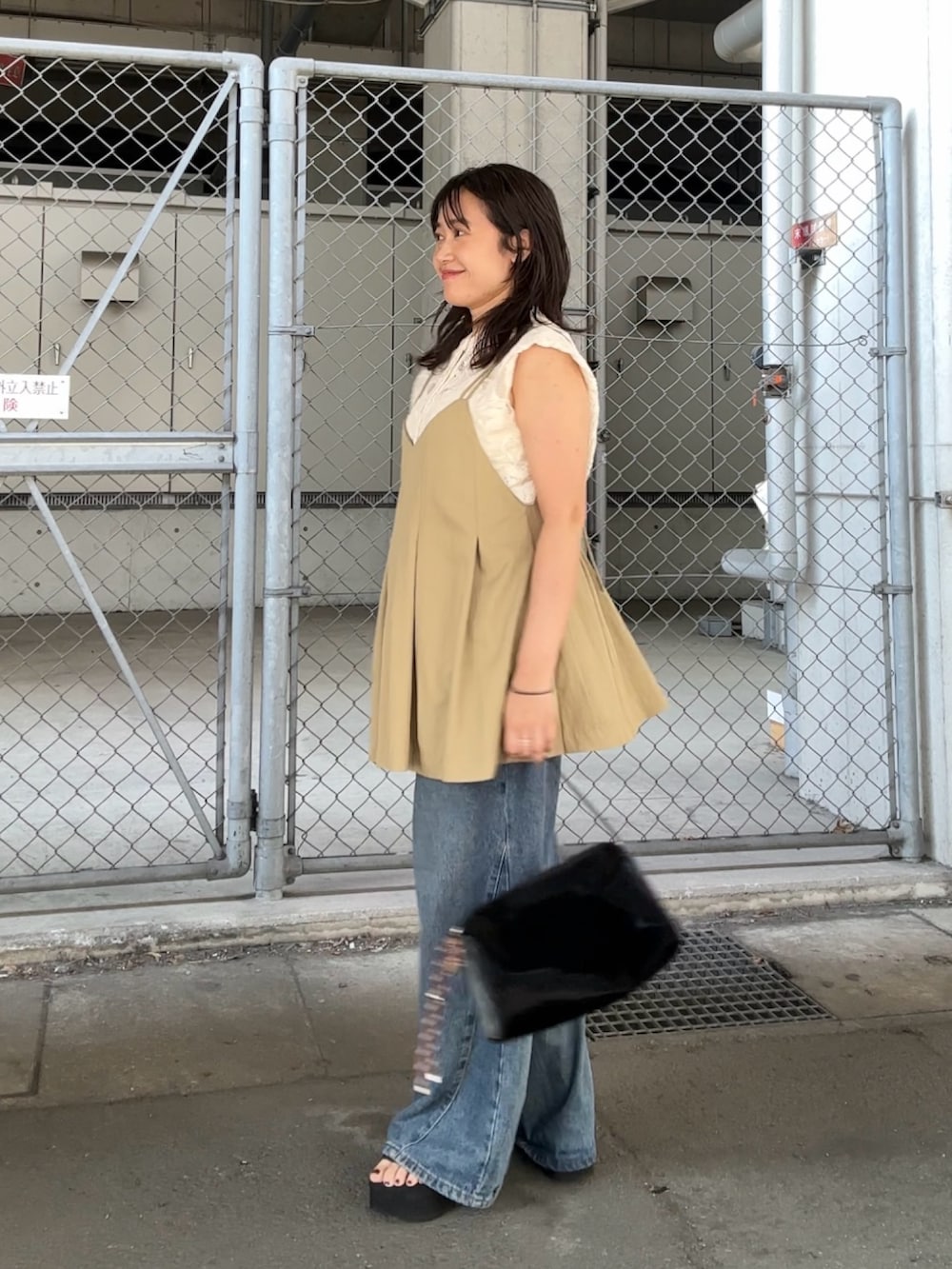 グリーン系のその他トップス、ブルー系のデニムパンツ、ホワイト系のシャツ/ブラウスを着用したレディースの夏コーディネートの3枚目の写真