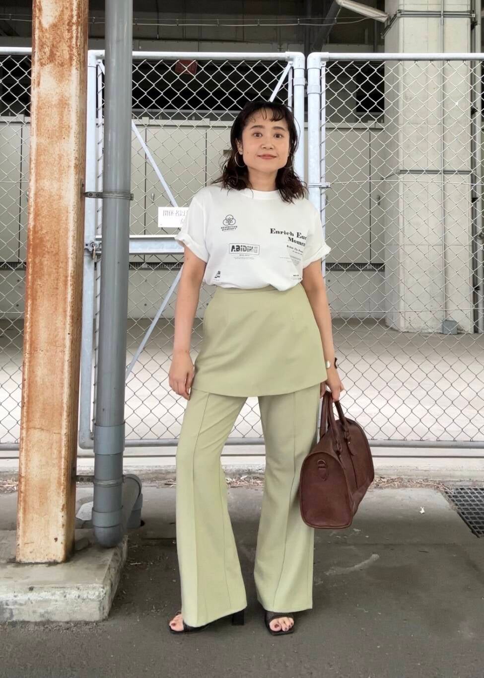 「Tシャツ、パンプス、サンダル、KBF、レイヤードスタイル、パンツ、重ね着、低身長、ロゴtee、tee、骨格ストレート、初夏のお出かけコーデ、ストレート×低身長、sip2412」｜「KBFのヴィンテージライクボストンBAG（ボストンバッグ、ブラウン系）」を使った、IMOKOさん（レディース・148cm）の春コーディネートの2枚目の写真