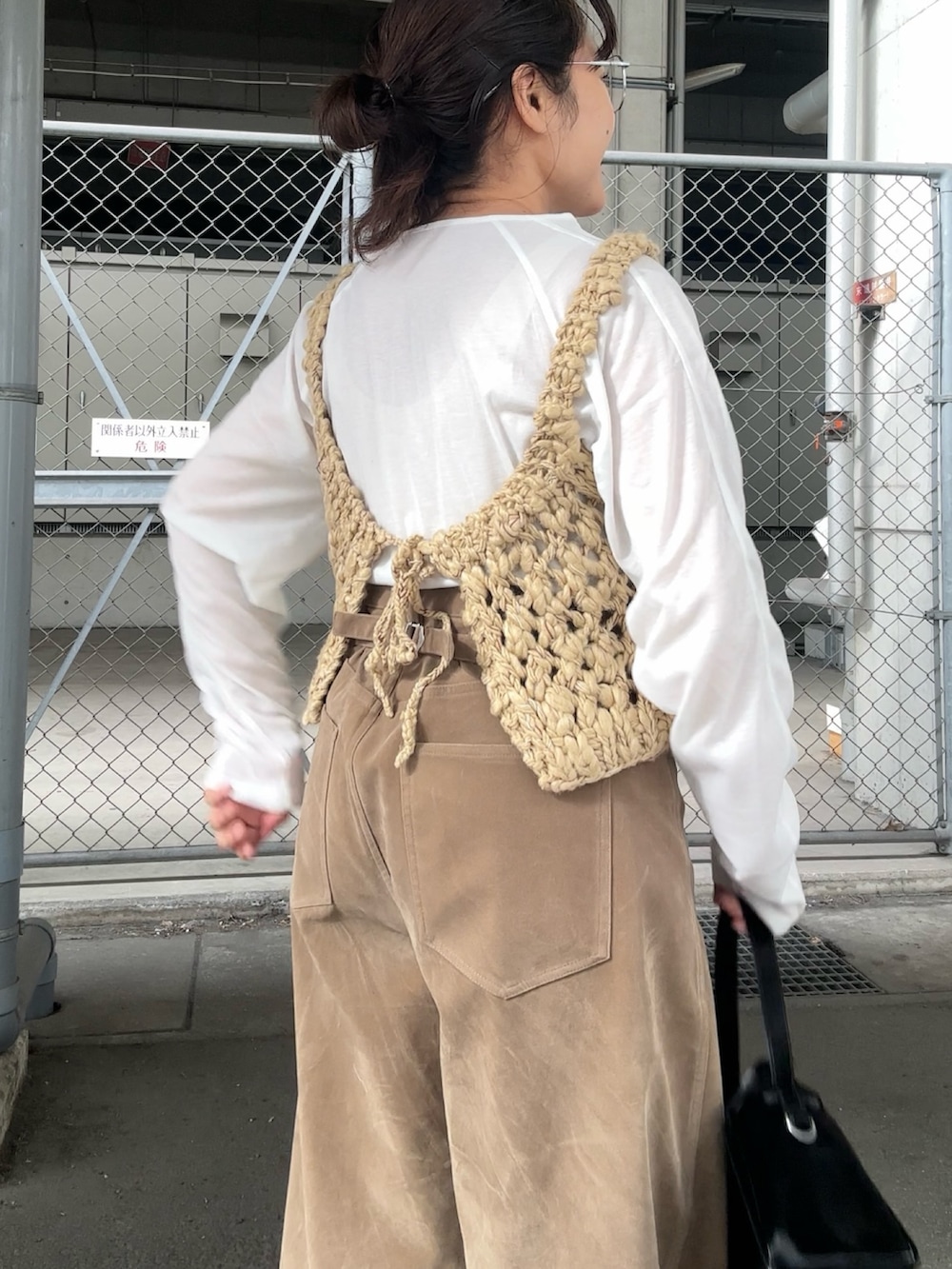 ベージュ系のその他パンツ、ブラック系のサンダル、ホワイト系のTシャツ/カットソーを着用したレディースの秋コーディネートの2枚目の写真