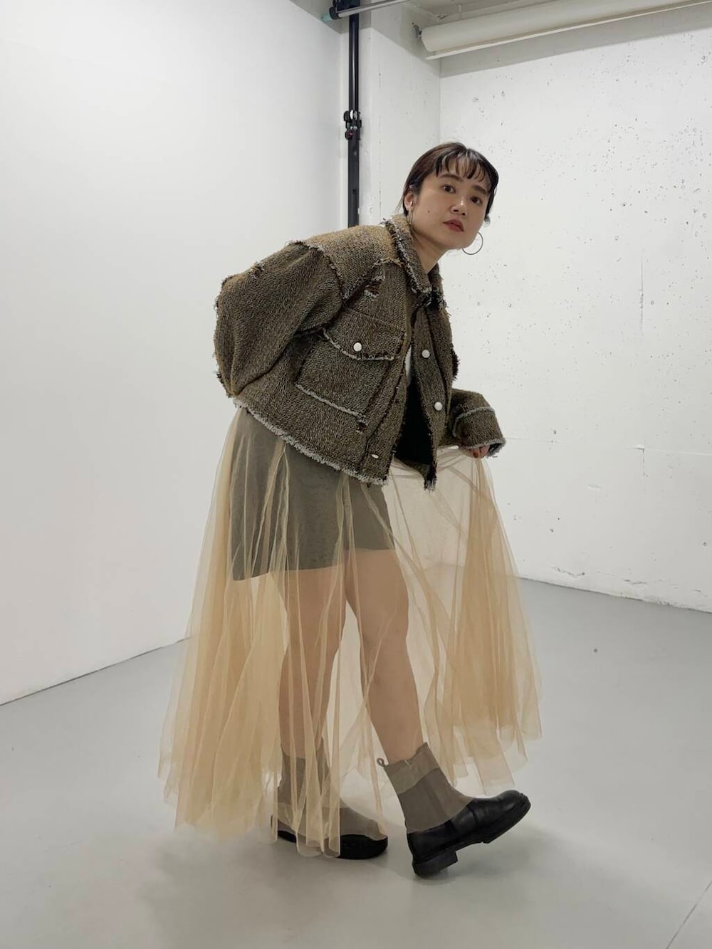 「ジャケット、秋、低身長、ショートパンツ、秋スタイル、チュールスカート、骨格ストレート、ストレート×低身長」｜「KBFのダメージツイードジャケット（その他アウター、ブラウン系）」を使った、IMOKOさん（レディース・148cm）の夏コーディネートの3枚目の写真