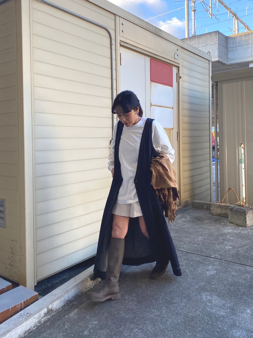 イエロー系のシャツ/ブラウス、ブルー系のワンピースを着用したレディースの冬コーディネートの3枚目の写真