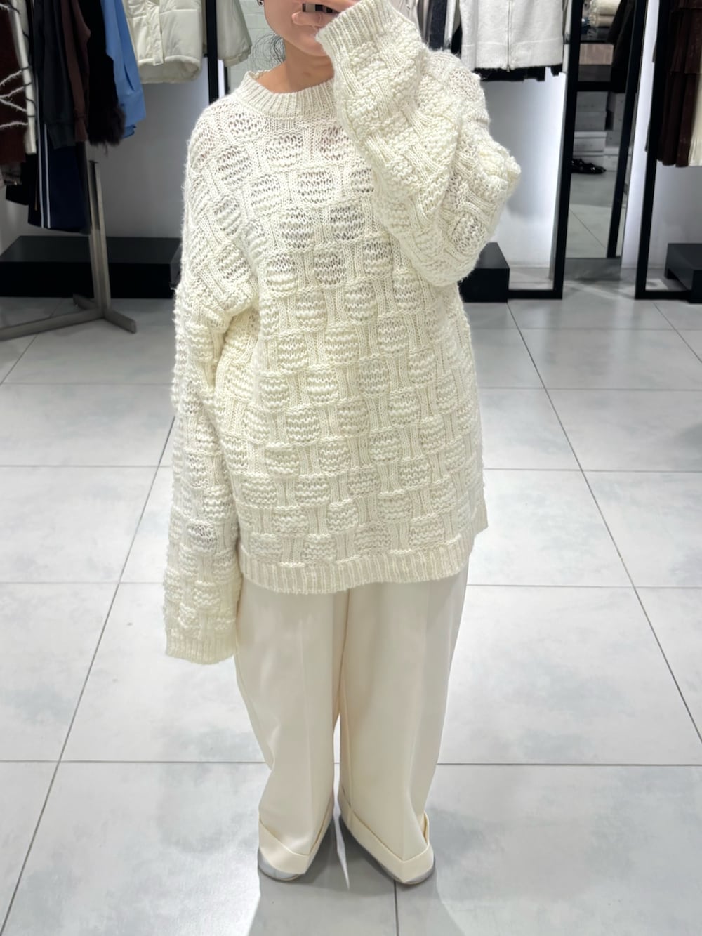 ホワイト系のニット/セーター、ホワイト系のその他パンツを着用したレディースの冬コーディネートの2枚目の写真