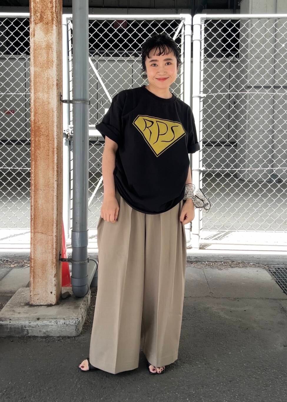 「シャツ、ワイドパンツ、スラックス、Tシャツ、サンダル、KBF、低身長、ロゴtee、bigtee、骨格ストレート、初夏のお出かけコーデ、ストレート×低身長、sip2412、kbfで選ぶ春」｜「KBFのサイドタックスラックス（その他パンツ、ベージュ系）」を使った、IMOKOさん（レディース・148cm）の春コーディネートの4枚目の写真