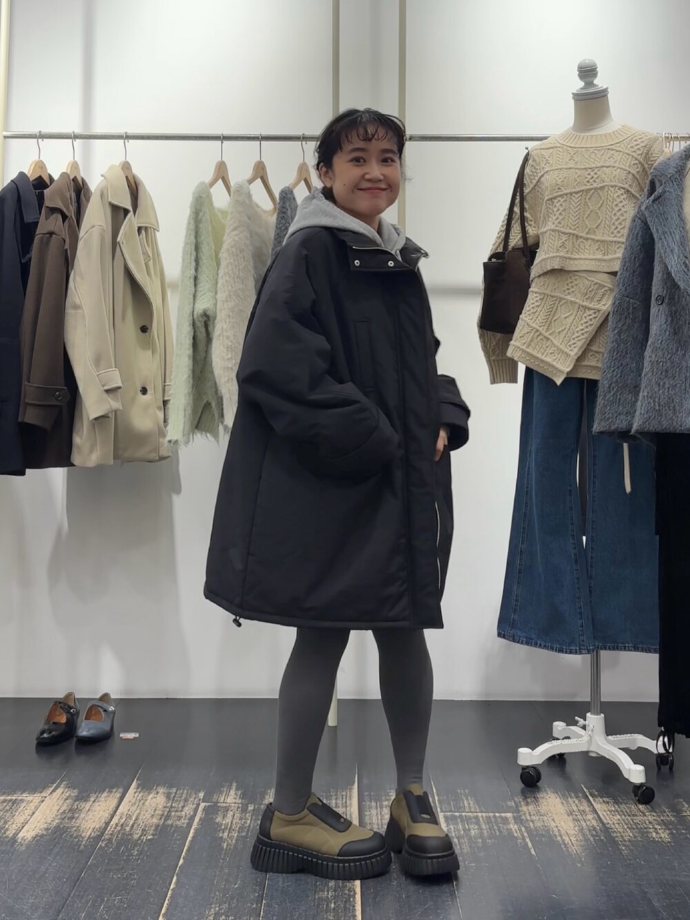 ブラック系のダウンジャケット/コート、ブラック系のダウンジャケット/コート、グレー系のパーカーを着用したレディースの冬コーディネートの2枚目の写真