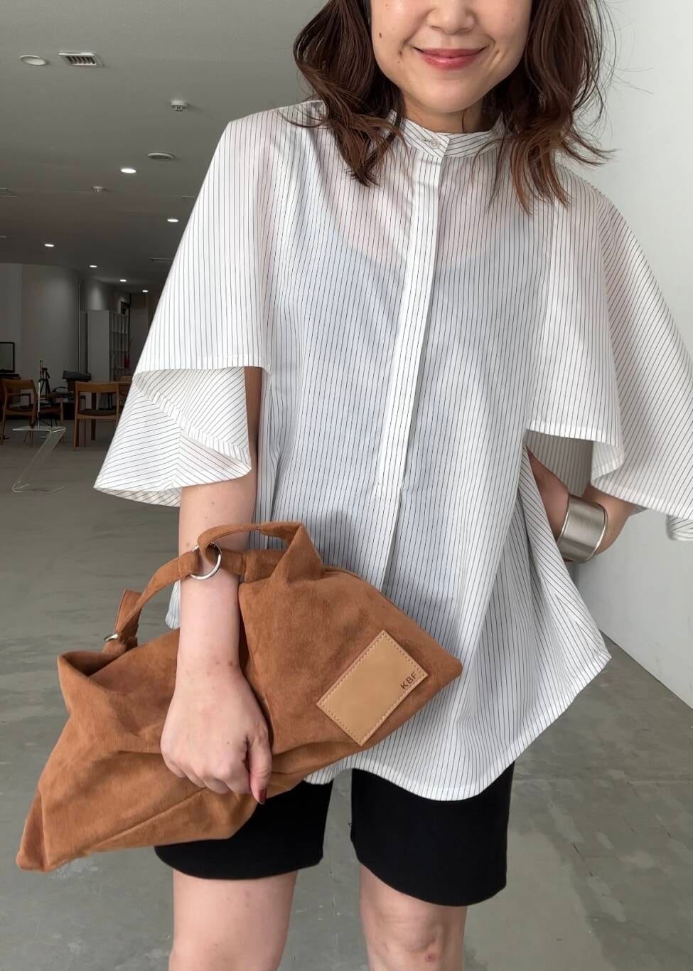「シャツ、スニーカー、カジュアル、KBF、ストライプ、低身長、ヘアバンド、骨格ストレート、スパッツ、サイクルパンツ、初夏のお出かけコーデ、sip2412、マントシャツ、kbfで選ぶ夏」｜「KBFのストライプマントシャツ（シャツ/ブラウス、ホワイト系）」を使った、IMOKOさん（レディース・148cm）の夏コーディネートの2枚目の写真