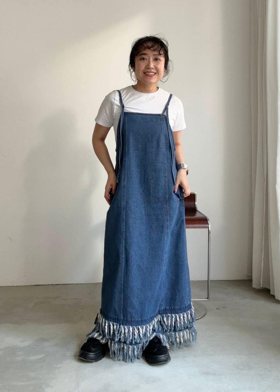 「ワンピース、キャミワンピース、デニム、Tシャツ、ロングワンピース、フリンジ、KBF、シューズ、スリッポン、低身長、骨格ストレート、sip2412」｜「KBFのステッチデザインスリッポン（スニーカー、ブラック系）」を使った、IMOKOさん（レディース・148cm）の夏コーディネートの2枚目の写真
