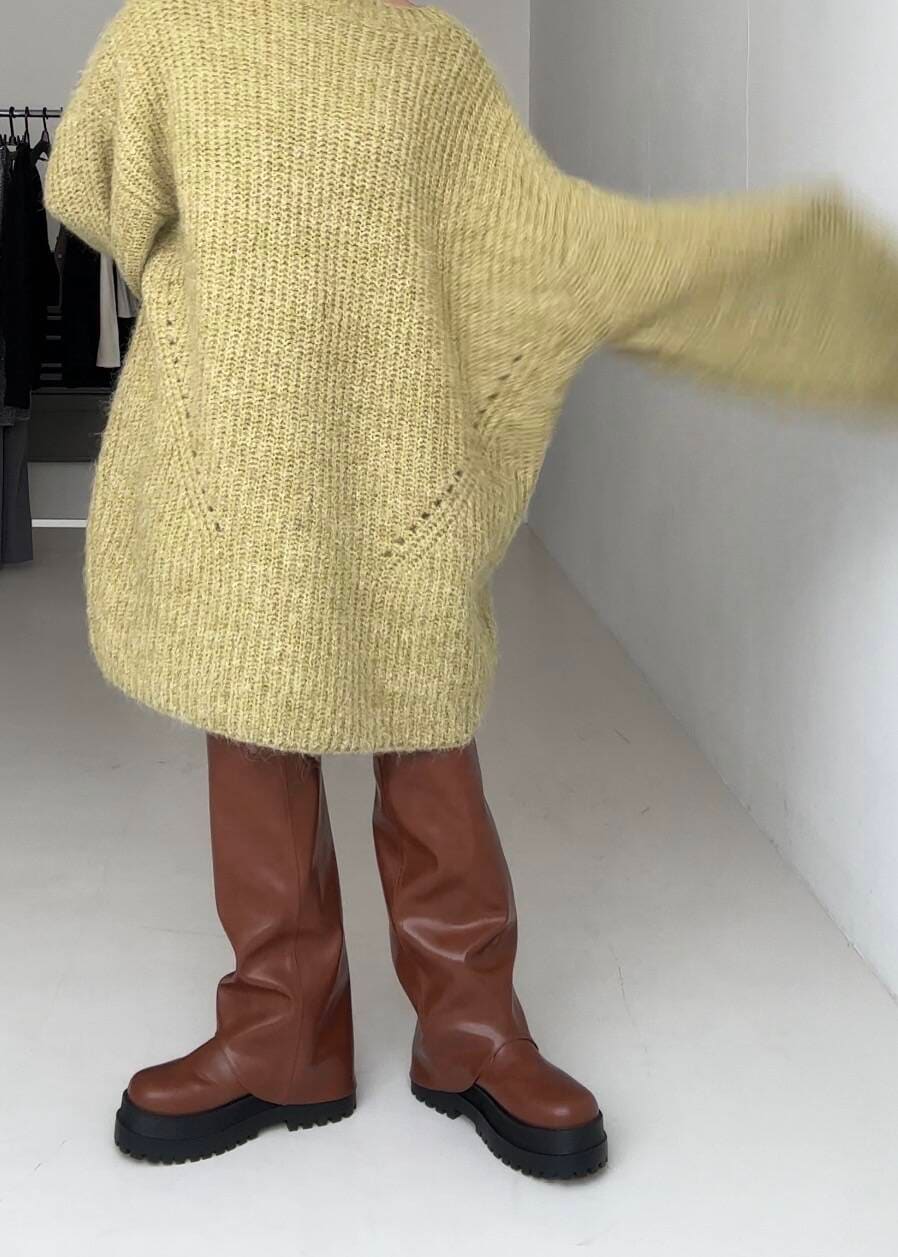 グリーン系のワンピース、ブラウン系のブーツを着用したレディースの秋コーディネートの3枚目の写真