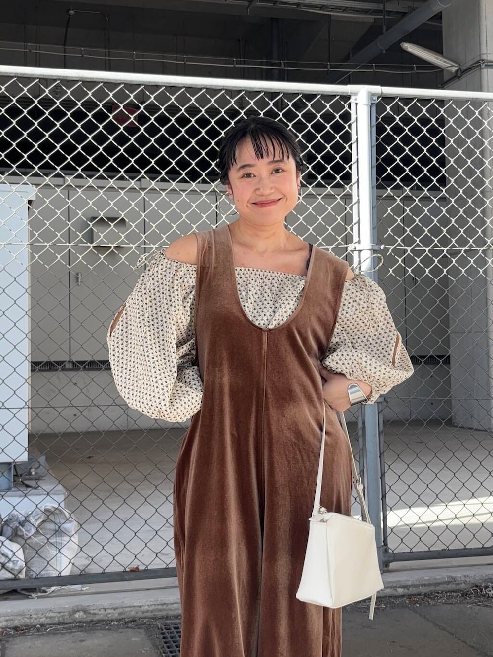 「オールインワン、スニーカー、ワイドパンツ、ブラウス、KBF、サロペット、低身長、厚底、フラワー、春スタイル、春カラーコーデ、骨格ストレート、オフショル、ショルダーバック、即戦力ブラウスコーデ」｜「KBFの2WAYベロアオールインワン（サロペット/オーバーオール、ブラウン系）」を使った、IMOKOさん（レディース・148cm）の春コーディネートの3枚目の写真