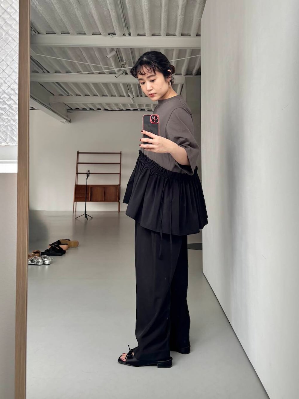 「シャツ、ワイドパンツ、カジュアル、モノトーン、サンダル、KBF、低身長、ヘアバンド、ドッキング、tee、骨格ストレート、汗じみ防止、初夏のお出かけコーデ、sip2412」｜「KBFのサテンリボンミュール（サンダル、ブラック系）」を使った、IMOKOさん（レディース・148cm）の夏コーディネートの4枚目の写真