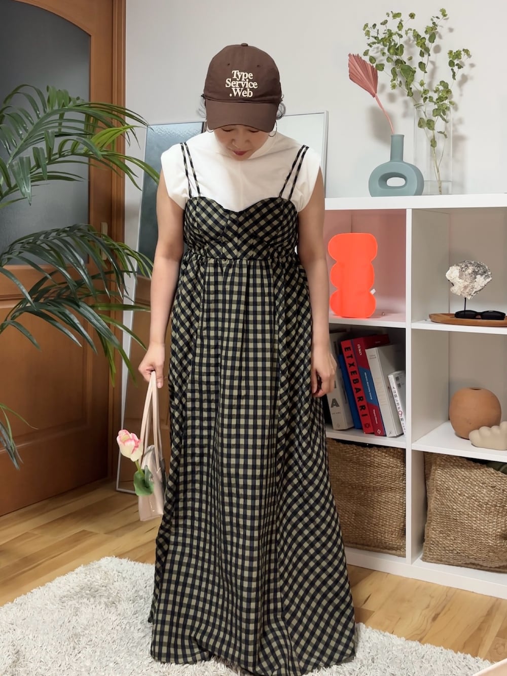 「モノトーン、お出かけコーデ、プチプラ、キャミワンピ、ワンピース、キャップ、春夏コーデ、低身長コーデ、骨格ストレート、KBF」｜「KBFのスイッチングマキシキャミワンピース（ワンピース、グリーン系）」を使った、IMOKOさん（レディース・148cm）の春コーディネートの2枚目の写真