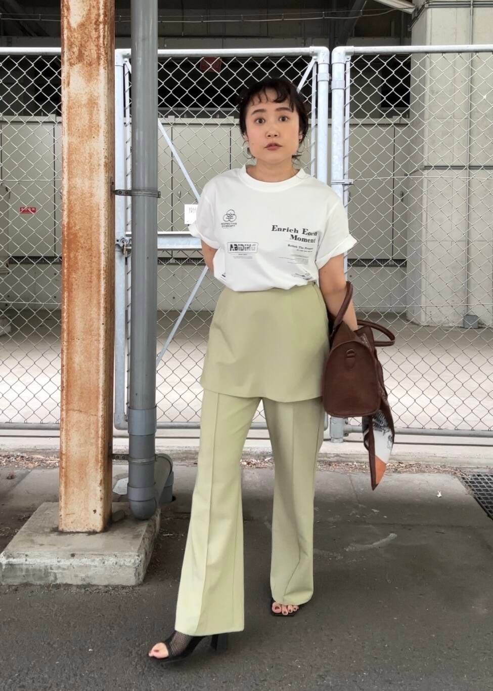 「Tシャツ、パンプス、サンダル、KBF、レイヤードスタイル、パンツ、重ね着、低身長、ロゴtee、tee、骨格ストレート、初夏のお出かけコーデ、ストレート×低身長、sip2412」｜「KBFのヴィンテージライクボストンBAG（ボストンバッグ、ブラウン系）」を使った、IMOKOさん（レディース・148cm）の春コーディネートの5枚目の写真