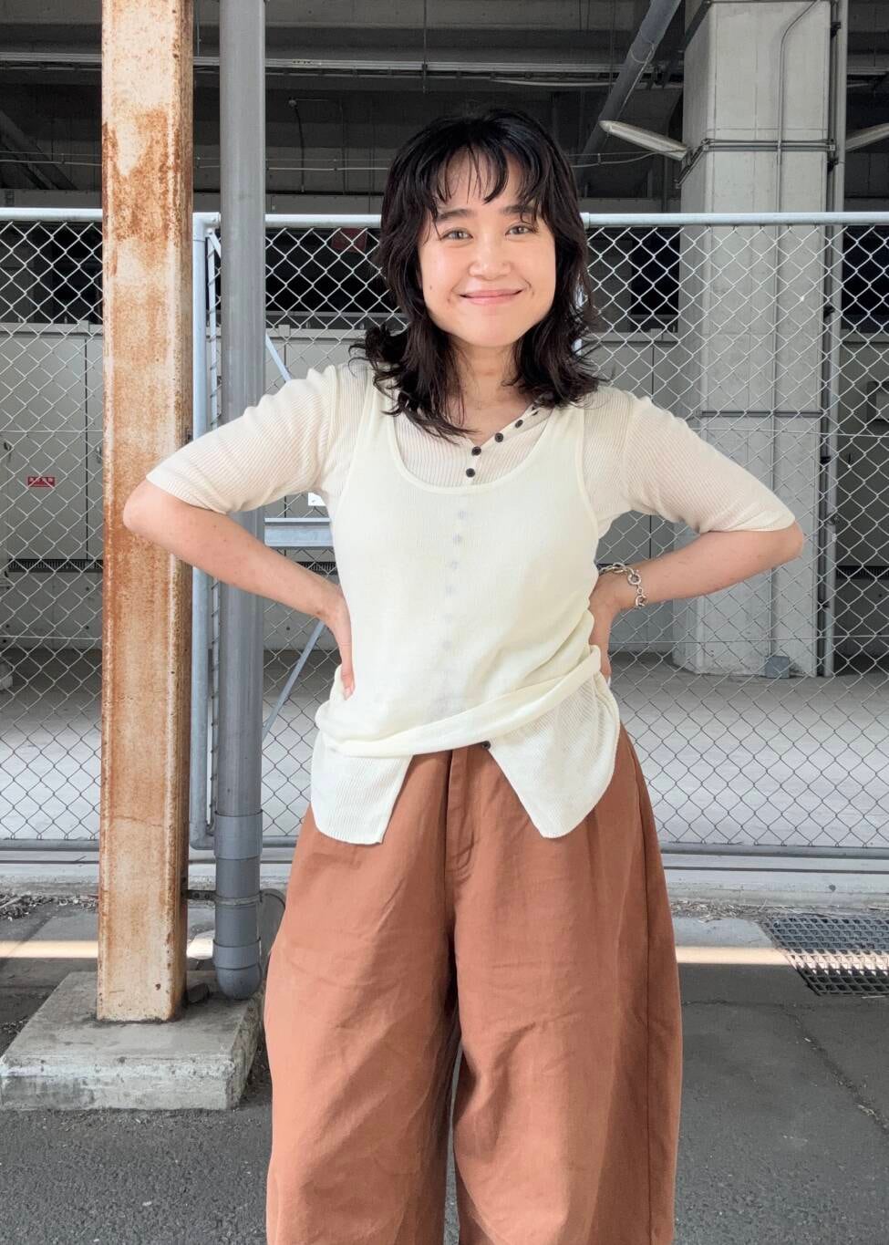 「ワイドパンツ、ビスチェ、KBF、レイヤード、スリッポン、低身長、サマーニット、ボリューム袖、カラーコーデ、骨格ストレート、初夏のお出かけコーデ、シャツが主役の夏コーデ、sip2412」｜「KBFのフロントボタンレイヤードニット（ニット/セーター、ホワイト系）」を使った、IMOKOさん（レディース・148cm）の夏コーディネートの2枚目の写真