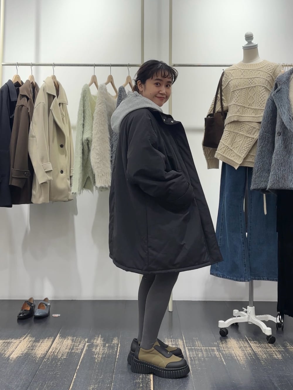 ブラック系のダウンジャケット/コート、ブラック系のダウンジャケット/コート、グレー系のパーカーを着用したレディースの冬コーディネートの4枚目の写真