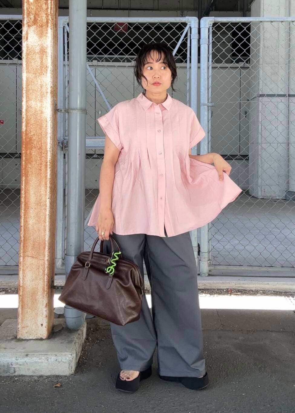「ワイドパンツ、スラックス、ブラウス、KBF、シューズ、低身長、厚底、カラーコーデ、骨格ストレート、バック、初夏のお出かけコーデ、ボストンバック、シャツが主役の夏コーデ、sip2412、kbfで選ぶ夏」｜「KBFのスリーブレスタックフレアブラウス（シャツ/ブラウス、ピンク系）」を使った、IMOKOさん（レディース・148cm）の夏コーディネートの3枚目の写真