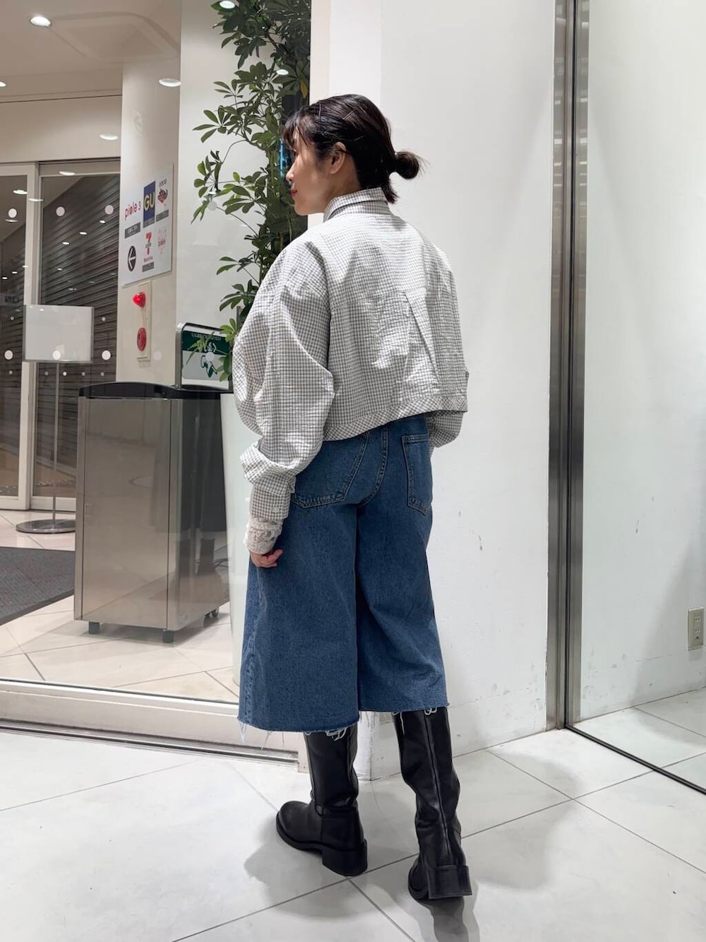 「デニム、ワイドパンツ、チェック、チェックシャツ、ジャケット、KBF、レイヤード、シューズ、ロングブーツ、低身長、バイカラー、春スタイル、ストレート×低身長、sip2412」｜「KBFのBACKフレアショートジャケット（その他アウター、ベージュ系）」を使った、IMOKOさん（レディース・148cm）の冬コーディネートの4枚目の写真