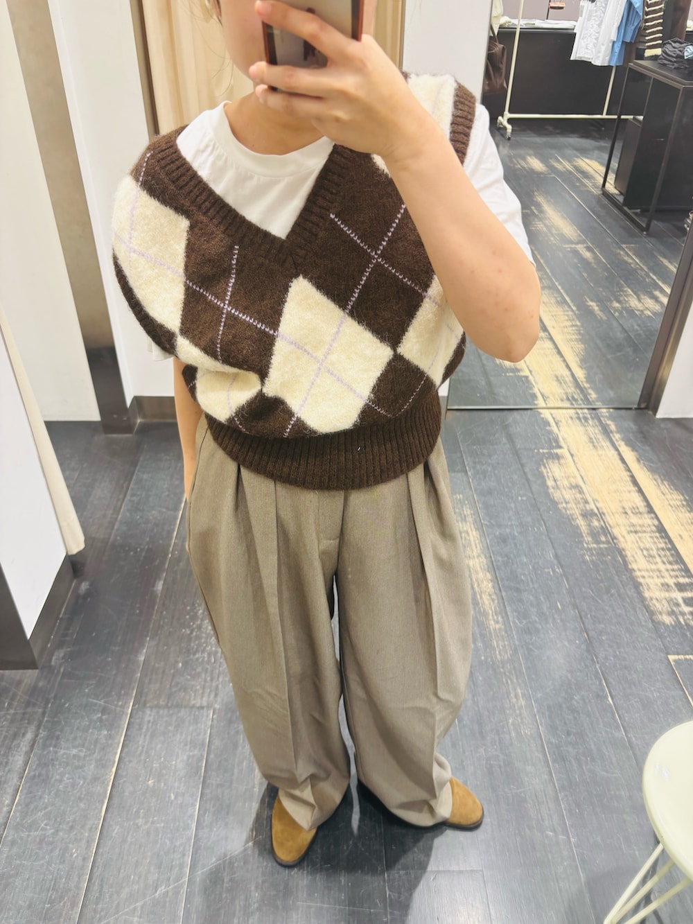 「最旬ブラウンコーデ、ベスト、スラックス、スラックスパンツ、秋服準備はじめました、アーガイル柄、お出かけコーデ、KBF、低身長、低身長コーデ、低身長女子、骨格ストレート」｜「KBFのアーガイルニットベスト（ベスト、ブラウン系）」を使った、IMOKOさん（骨格ストレート・レディース・148cm）の秋コーディネートの2枚目の写真