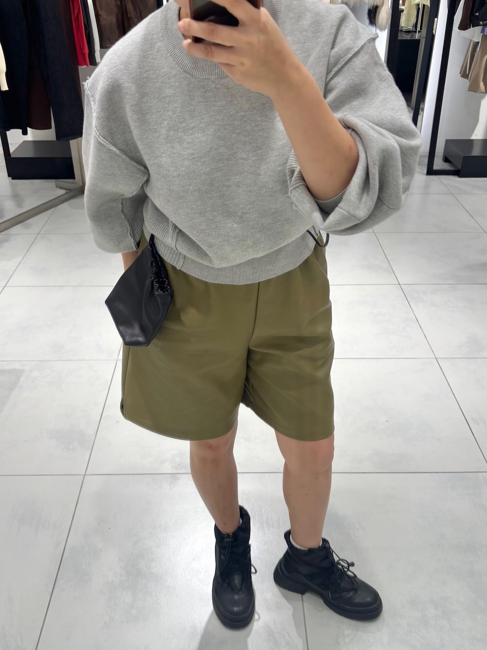 ブラック系のショルダーバッグ、グリーン系のその他パンツ、グレー系のニット/セーターを着用したレディースの秋コーディネートの3枚目の写真