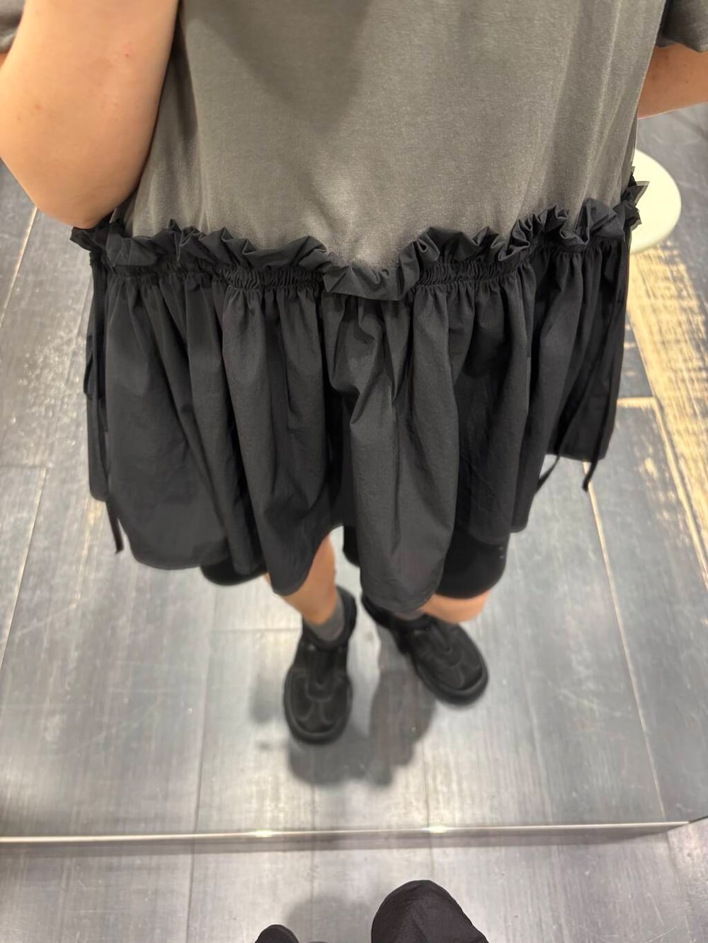 「ブラック、ブラウス、KBF、シューズ、レース、ペプラム、低身長、ショートパンツ、骨格ストレート、スパッツ、ショルダーバック、バック、初夏のお出かけコーデ、シャツが主役の夏コーデ、sip2412」｜「KBFのシアーエンブロイダリーBAG（ショルダーバッグ、ブルー系）」を使った、IMOKOさん（レディース・148cm）の夏コーディネートの4枚目の写真