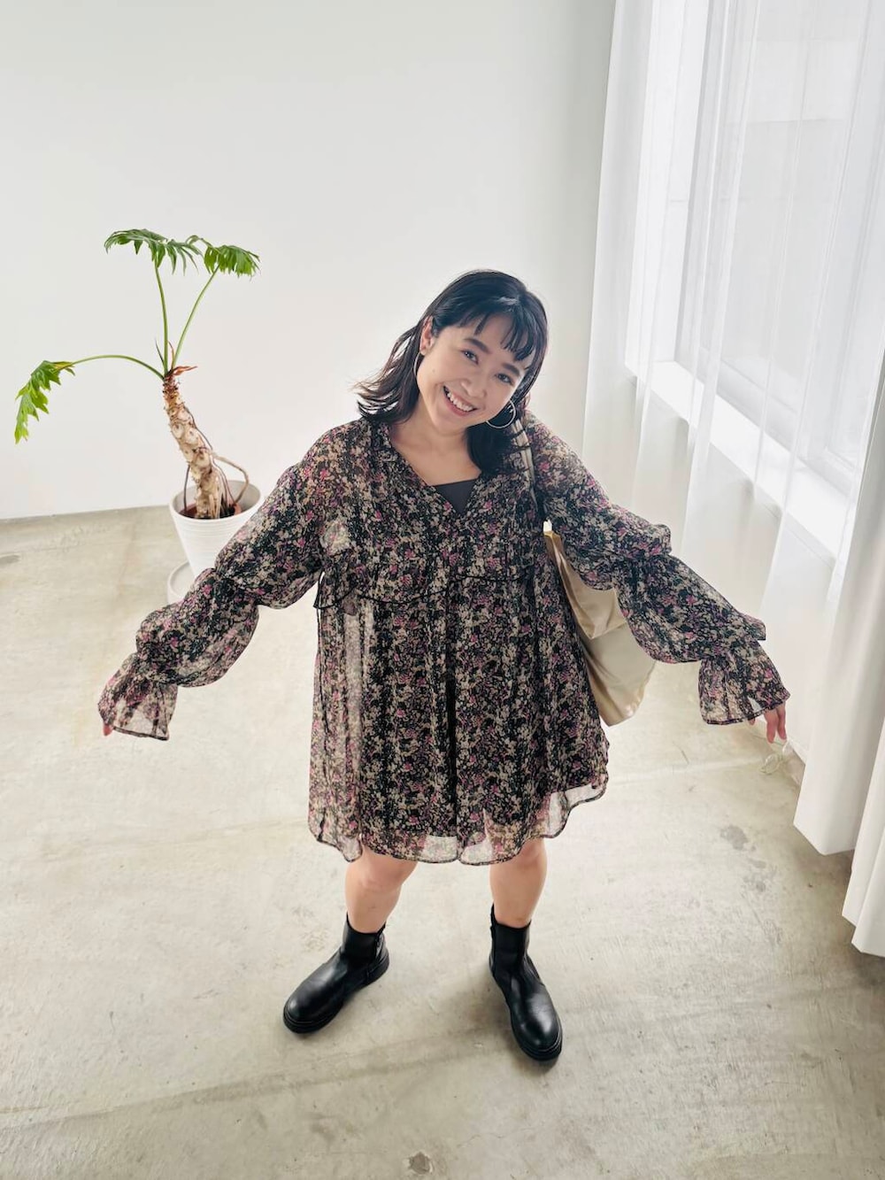 「ショートブーツ、花柄、KBF、シアー、低身長、春コーデ、チュニック、フラワー、ビックバック、春スタイル、春カラーコーデ、骨格ストレート、ショルダーバック、即戦力ブラウスコーデ、ストレート×低身長」｜「KBFのビッグショルダーギャザーBAG（ショルダーバッグ、ホワイト系）」を使った、IMOKOさん（レディース・148cm）の春コーディネートの5枚目の写真