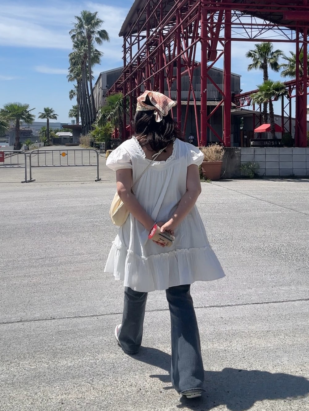 ホワイト系のシャツ/ブラウスを着用したレディースの夏コーディネートの2枚目の写真